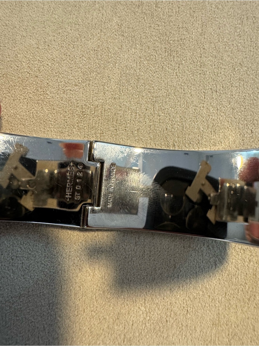 Hermès Clic Clac H Bracelet in Marron Glacé with white H - Picture 3 of 3